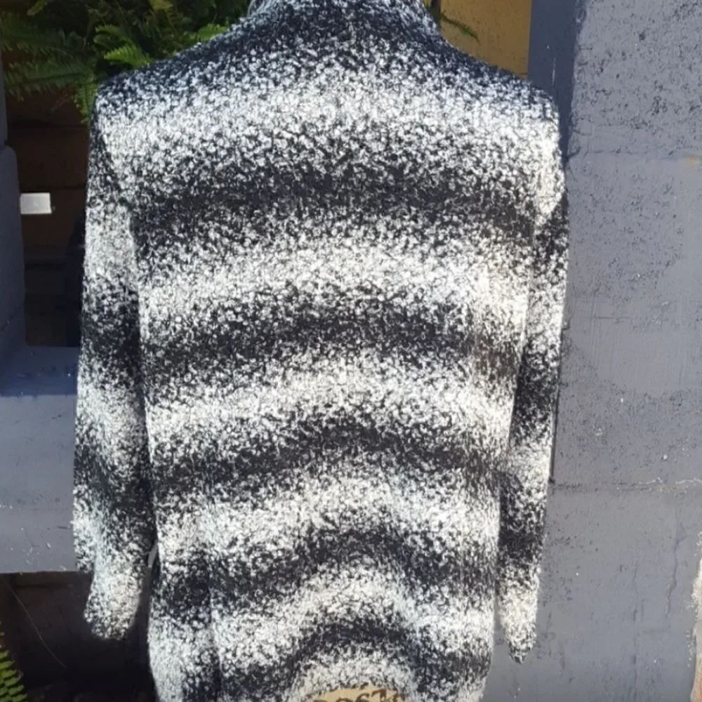 OO ECI cardigan  - Picture 2 of 7